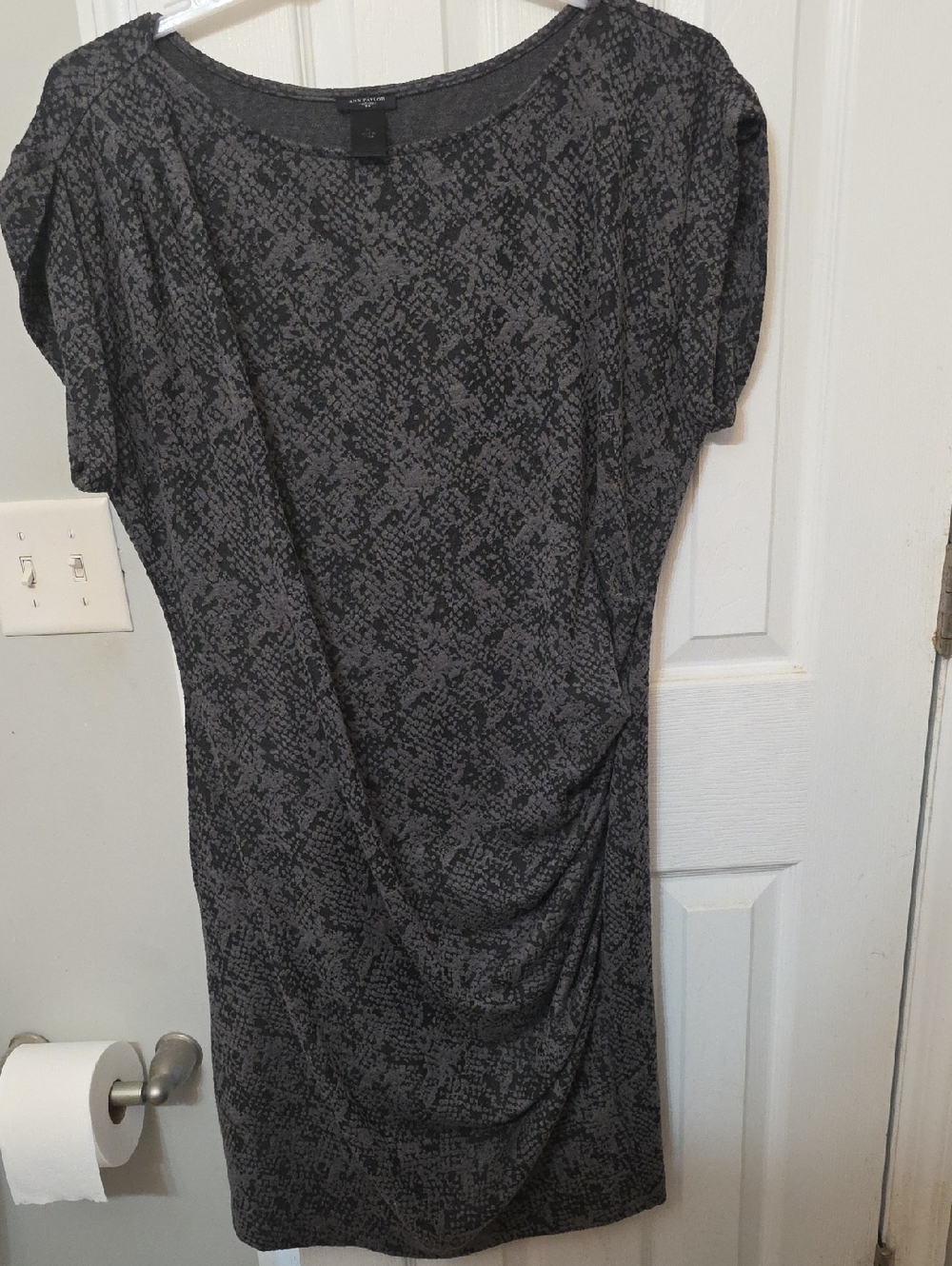 Ann Taylor Gray Patterned Short-Sleeve Drape Front Dress